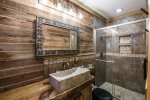 River Dream Lodge: Lower Level Shared Bathroom